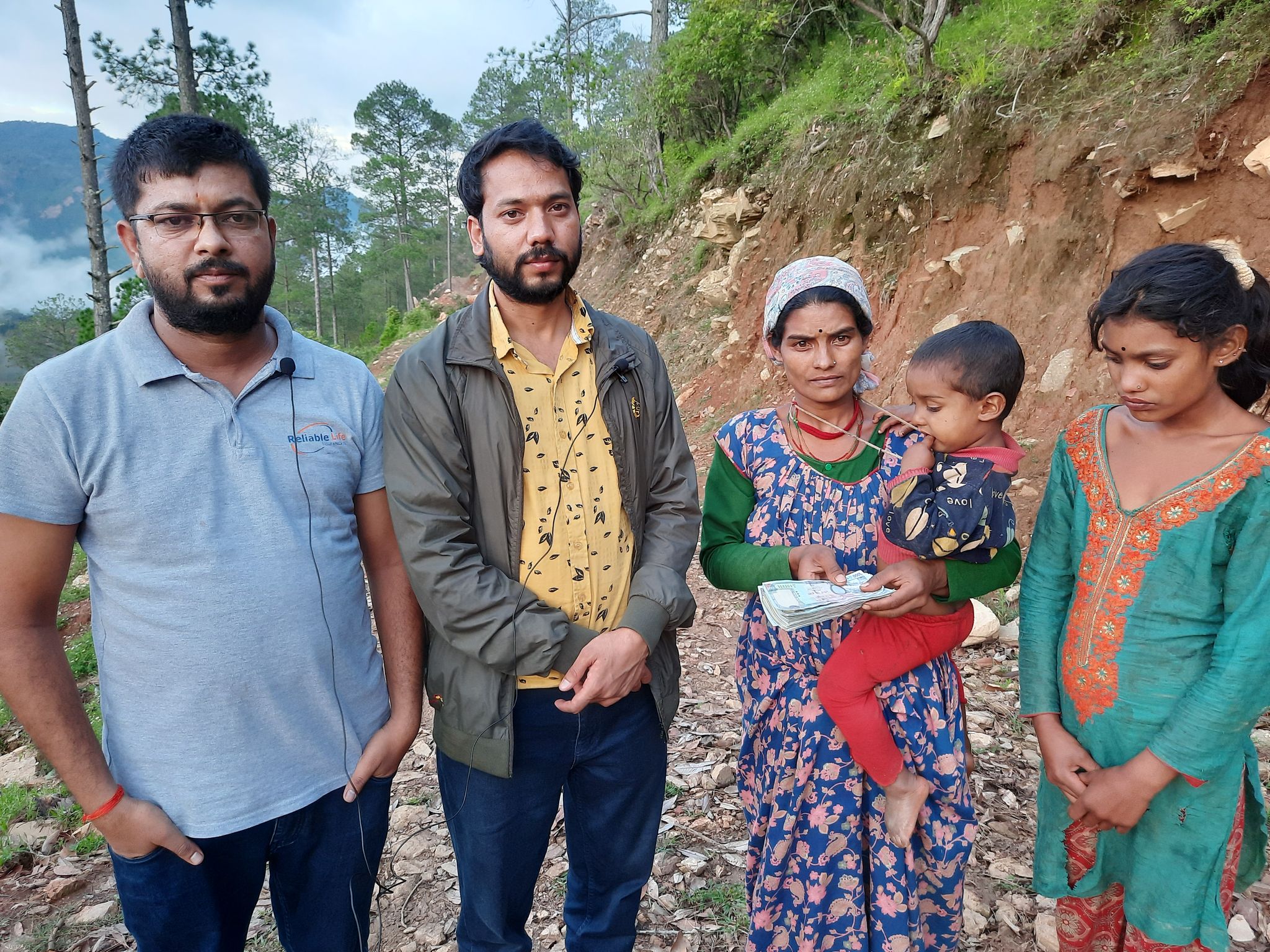 बिचल्लिमा परेको मायाँको परिवारलाई सहयोग